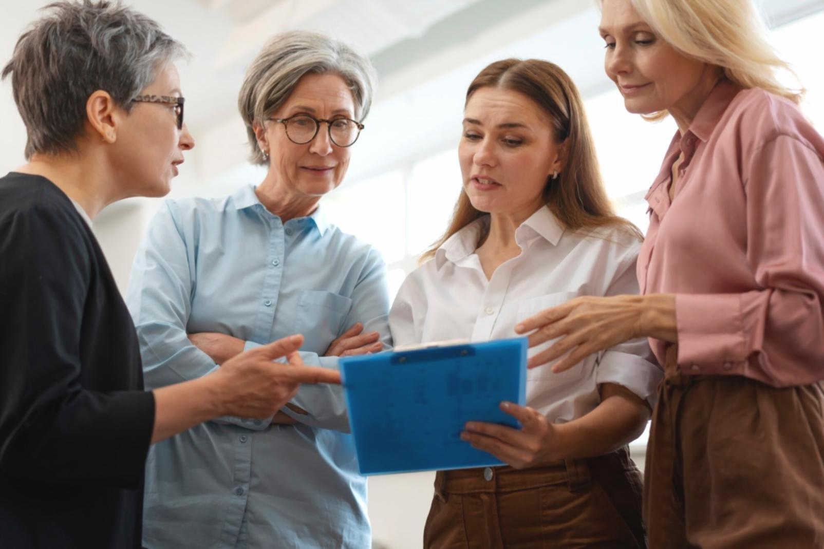 Profesional analizando datos financieros en pantalla