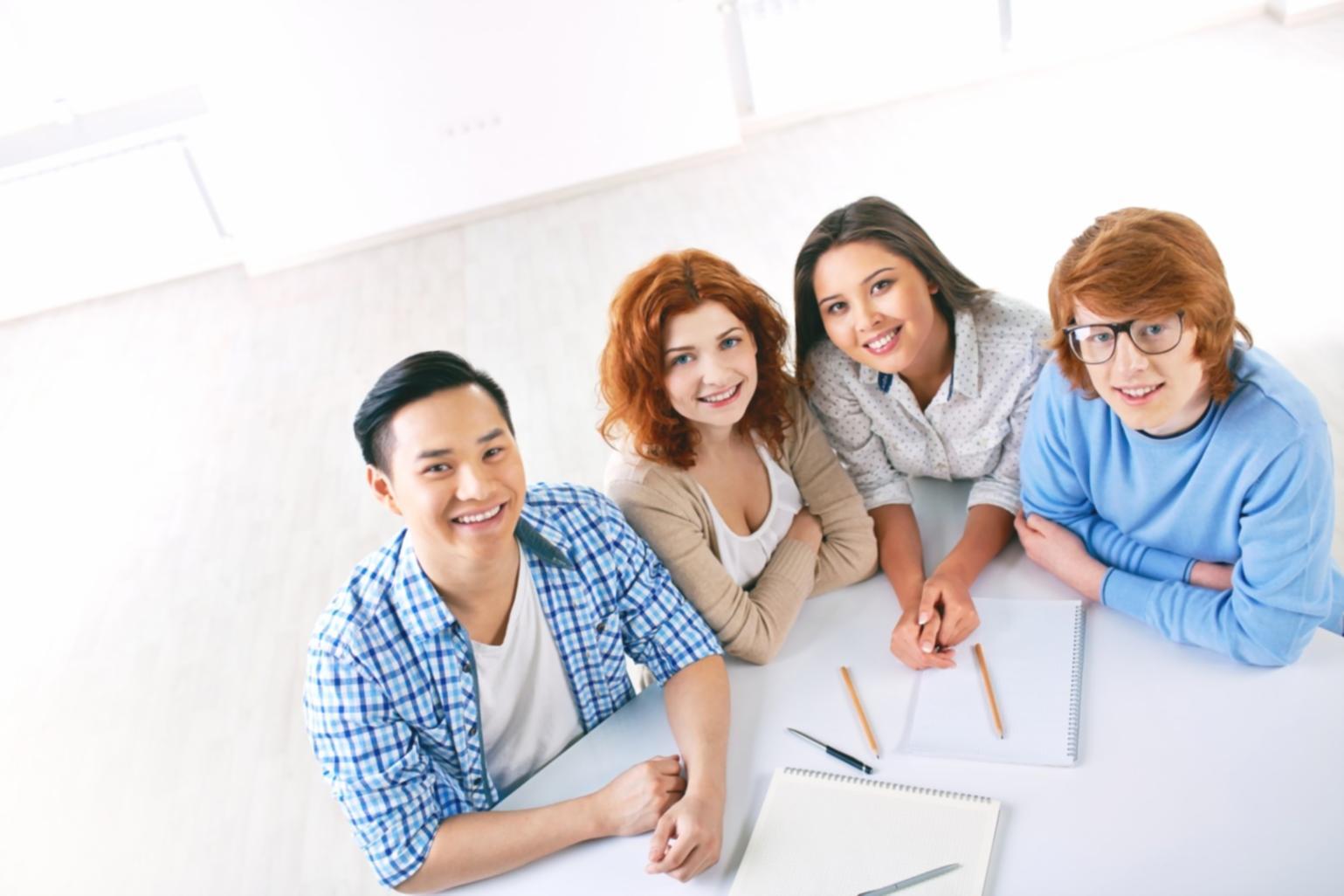 Análisis financiero profesional con documentos y gráficos empresariales