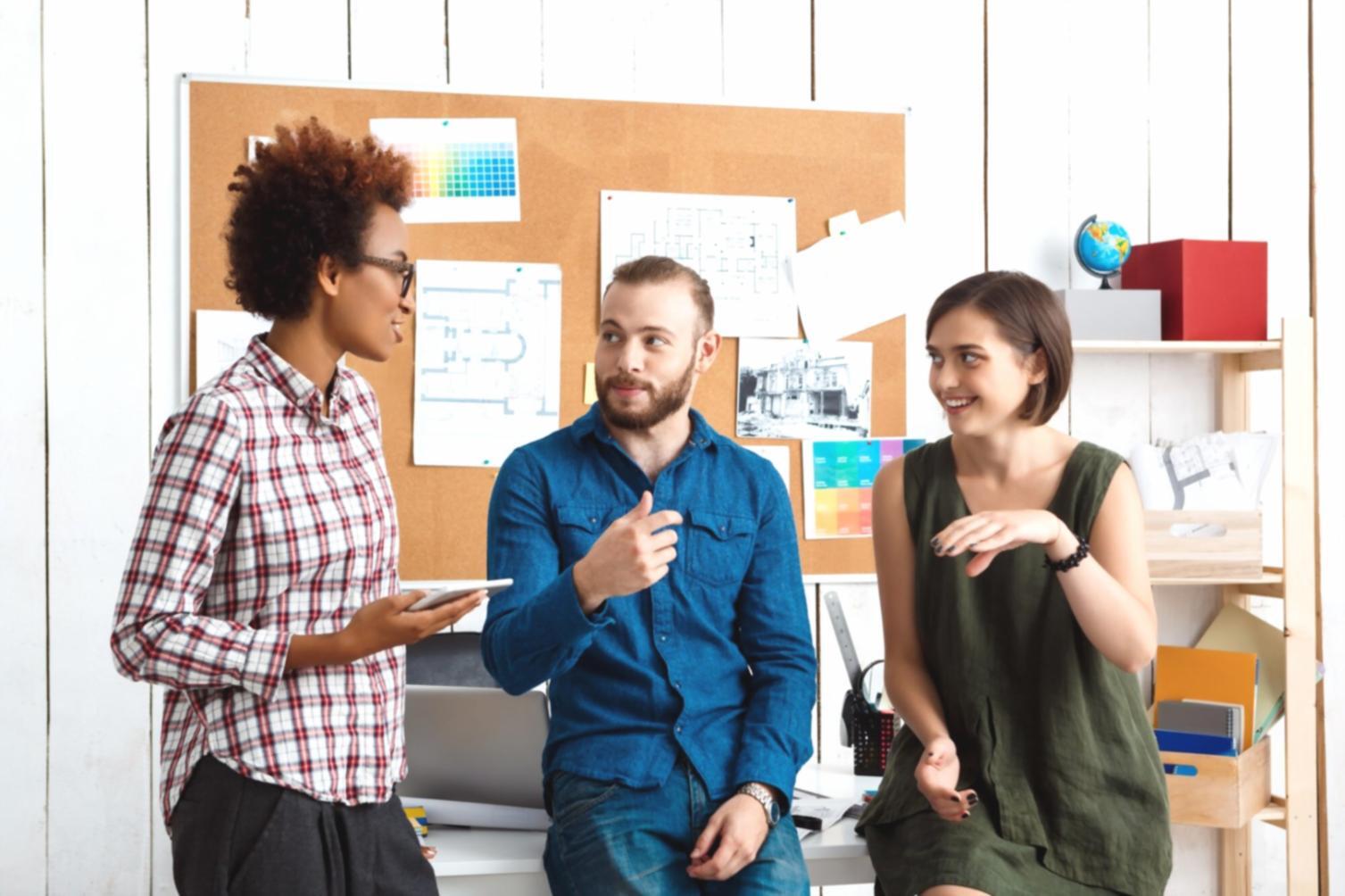 Equipo trabajando con análisis financiero avanzado